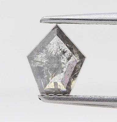 Натуральный бриллиант в форме пентагона из соли и перца 0,80 карата россыпью для кольца - Изображение 1 из 4