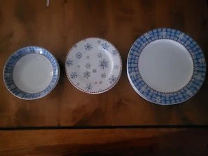 DEBBIE MUMM Sakura SNOWFLAKE Complete 12 Pc Set Bowls Dinner & Salad Plates 4 ea - Picture 1 of 5