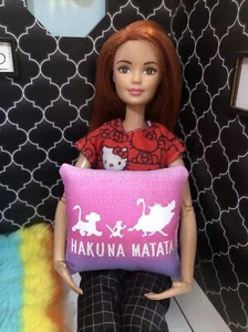 Barbie hecha a mano - Almohada de acento miniatura para casa de muñecas - Imagen 1 de 2