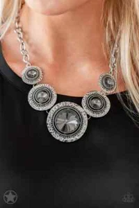 Collar Global Glamour Paparazzi en Plata, ¡éxito de taquilla! - Imagen 1 de 3