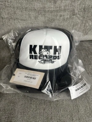 Camionero Kith for Peanuts 75 Nolan de espuma de polietileno con borde de gamuza negro Snapback Foto 1 de 2