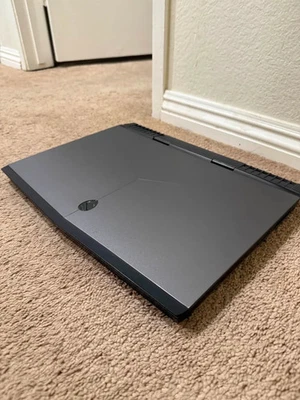 Alienware AW15R3 15,6 pulgadas (1 TB + 256 GB, Intel Core i7 7.ª generación, 3,80 GHz, 32 GB) Foto 1 de 4