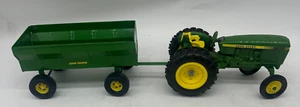 Ertl John Deere grün Allzwecktraktor #0970 mit Binnenschiffwagen #1217 Anbau - Bild 1 von 10