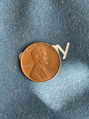 Very Rare 1945 Wheat Penny No Mint Mark Error Coin (L) And (U) On Rim On Back - Image 1 of 3