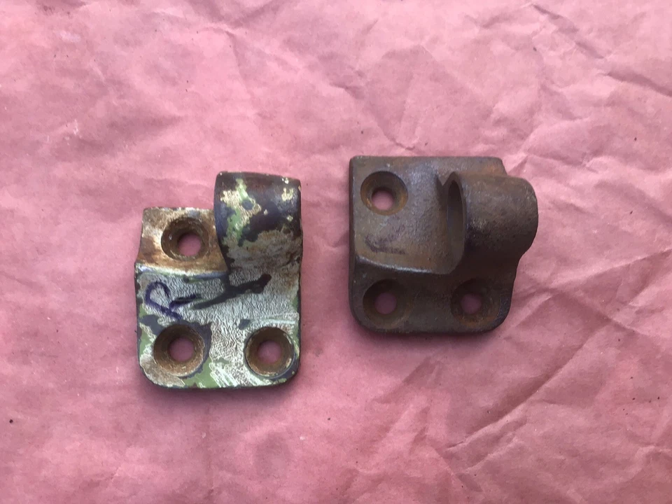 Volvo Duett 445, 210 bisagra puerta derecha en carrocería usado juego de dos superior e inferior Foto 1 de 1