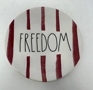 Rae Dunn USA FREEDOM Teller, 6" rot & weiß gestreift patriotisch Teller, NEU - Bild 1 von 6