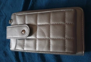 Handytasche mit Portemonnaie und Tragegurt; silberfarben; neuwertig + unbenutzt - Bild 1 von 3