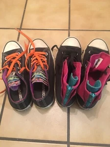 Jugend Converse Größe 4, zwei Paar für einen Preis, schwarz mehrere Zungen oder Lagen  - Bild 1 von 12