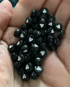 100 perline nere con cuore bianco 7 mm x 3,5 mm perline distanziali piatte - Foto 1 di 1