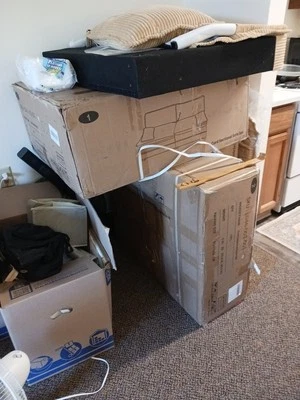 Sofá todavía en caja. Cordón amarillo/oro. Muy felpa. Estilo contemporáneo. Foto 1 de 4