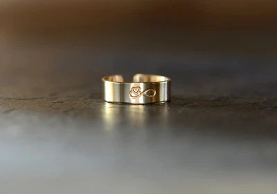 Золотое кольцо на носок с знаком бесконечности с сердцем - Изображение 1 из 4