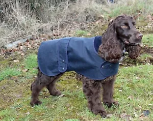 ABRIGO DE PERRO CAZADOR / CHAQUETA DE PERRO EN ALGODÓN ENCERADO AZUL MARINO TRADICIONAL - HECHO EN EL REINO UNIDO. - Imagen 1 de 4
