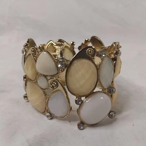 Weißes und beige Stretch Armband diamantähnliche Einsätze rund goldfarbenes Metall - Bild 1 von 3