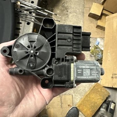 VW TRANSPORTER T6.1 O/S Drivers Side Front Electric Window Motor — 第 1/2 张图片