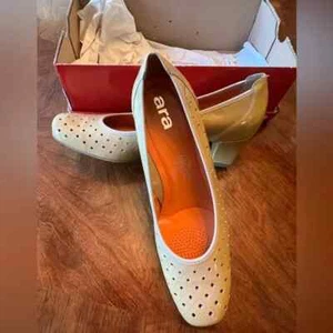 ARA SAND COLORED CLOSE 2.5" HEELS US SIZE 8 - Picture 1 of 8