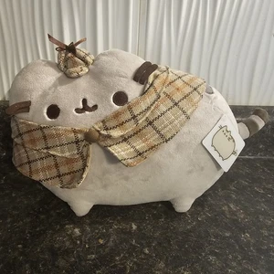 Gund Detective Pusheen 12 Zoll Plüschtier Stofftier Katze in kariertem Umhang Sherlock NEU - Bild 1 von 5