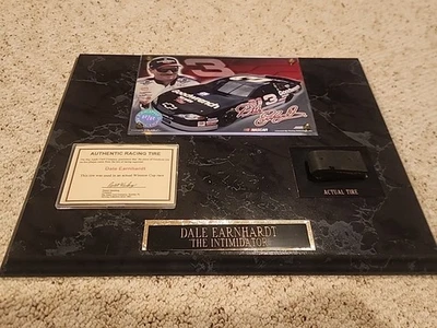 Placa de pared DALE WONHARDT “THE INTIMIDATOR” 13x10,5” con neumático de carreras auténtico Foto 1 de 4