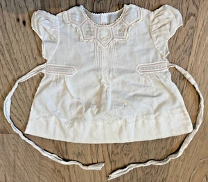 Antiguo vestido de bebé filipino de 3-6 meses hecho a mano con botones rosa blanco de los años 40 - Imagen 1 de 5