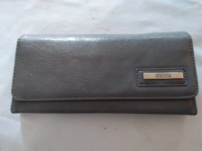 Cartera KENNETH COLE REACTION 8" X 4" Foto 1 de 4