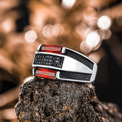 Anillo para hombre de plata de ley 925 micro circón negro y circón rojo piedra baguette Foto 1 de 4
