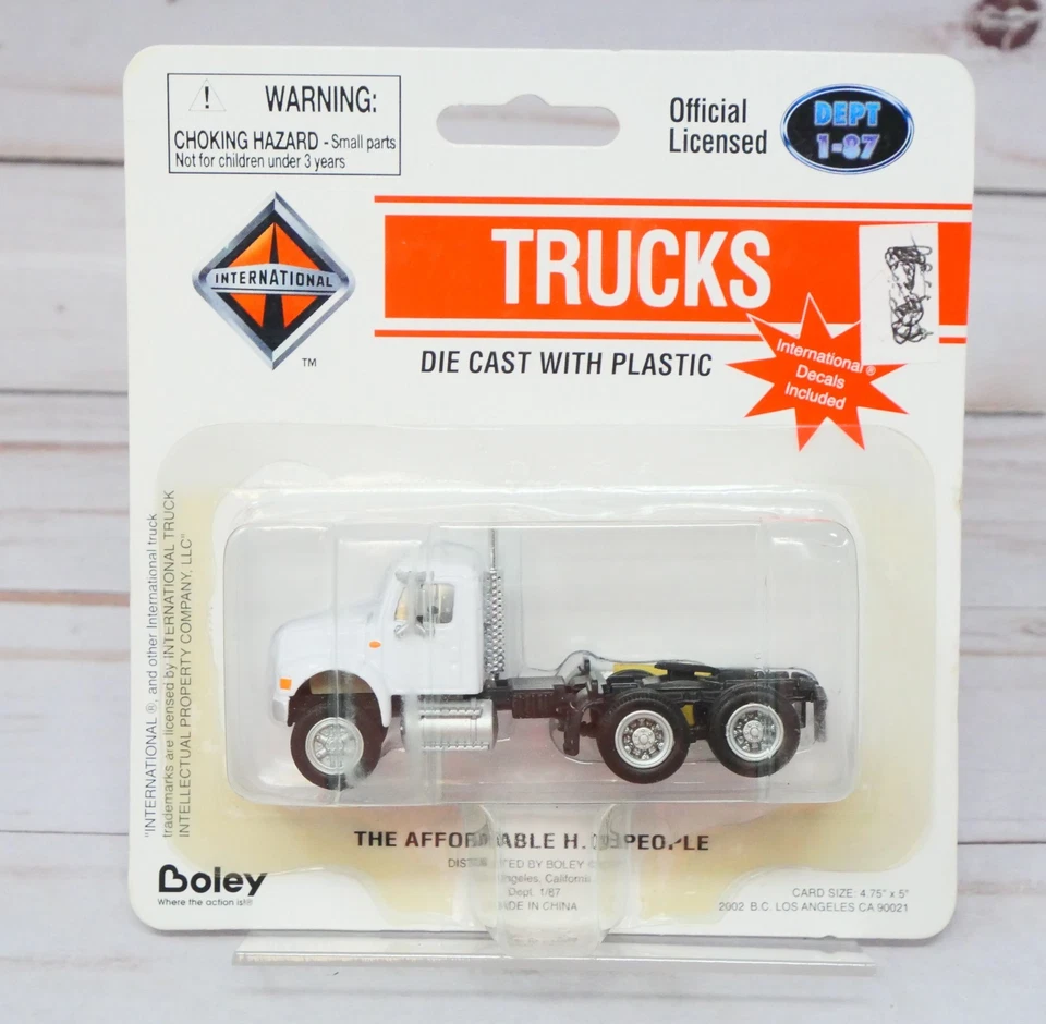 Boley 4001-3, camión tractor cabina corta internacional, blanco, escala 1/87 HO Foto 1 de 3