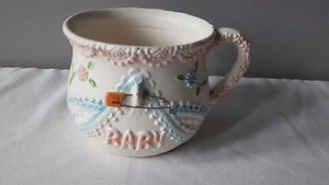 Vintage Napco Baby Mädchen Kinderzimmer Pflanzbecher Becher mit Windelnadel #8506 - Bild 1 von 6