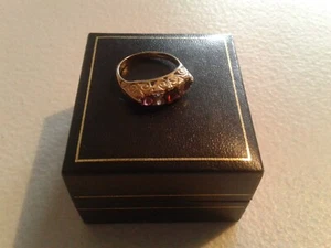 Viktorianischer Ring 9 kt Gold gerollt 3 Steine Granat und 4 weiße Steine. Gepunzt. - Bild 1 von 10