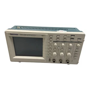 TDS220 Tektronix Digital Real Time Oscilloscope 100Mhz - Picture 1 of 4