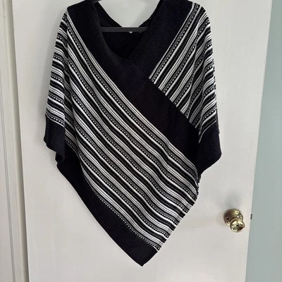 Poncho Style & Co Feminino, Preto e Branco, Tamanho G/XL - Imagem 1 de 4