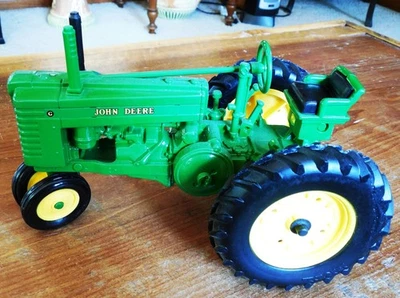 Ertl JOHN DEERE MODEL "G" Narrow Tread TRACTOR ~ 1/16 1947-1953 Die Cast ~ NIB* - Image 1 of 4
