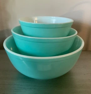 Pyrex Vintage Robin Egg Blue / Turquoise Nesting Mixing Bowl Set 402, 403, 404 - Picture 1 of 3