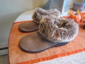 NWOT women's micro suede slippers Isotoner Size 7 1/2-8 beige faux fur trim - Picture 1 of 13