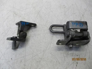 Bisagras de puerta delanteras derecha VW GOLF V 7H0831411B usadas pieza original OE - Imagen 1 de 4