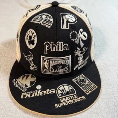 Gorra New Era NBA Hardwood Classics All-Over Logo Negro/Crema 7 1/8 Foto 1 de 4