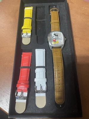 Juego de Reloj INVICTA Disney® Mickey Mouse con 4 Correas de Cuero Edición Limitada Foto 1 de 4