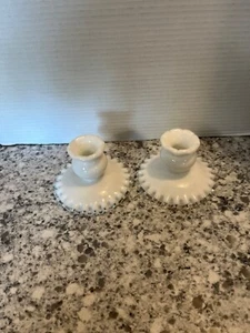 Fenton Kerzenständer Silver Crest weiß Milchglas Rüschenboden 2er Set - Bild 1 von 7