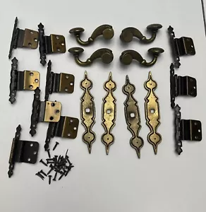 Maniglie, piastre posteriori, cerniere e viti per porte in ottone antico vintage - Foto 1 di 10