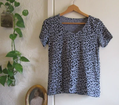 Banana Republic Malibu Tee Blue Black Animal Leopard Print V-Neck Shirt, XS - Image 1 of 4