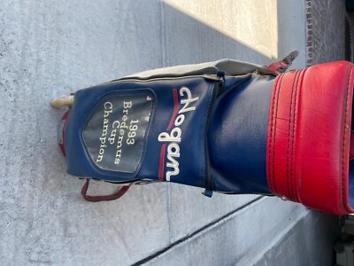 Bolsa de golf Hogan vintage de cuero rojo blanco y azul. Pequeña mano dañada un poco Foto 1 de 4
