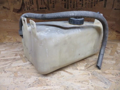 БАК РЕЗЕРВУАРА ОХЛАЖДАЮЩЕЙ ЖИДКОСТИ CHEVY CORVETTE с КРЫШКОЙ - Изображение 1 из 4