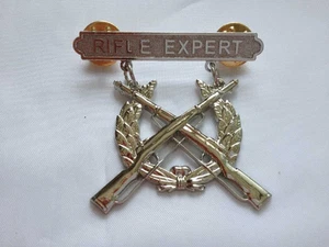 USMC US Marine Corps Rifle Qualification Expert Shooting Badge Pin - US108 - Picture 1 of 2