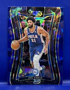 2024 Panini Select #321 Joel Embiid Blue Cracked Ice Prizm Philadelphia 76ers - Foto 1 di 2
