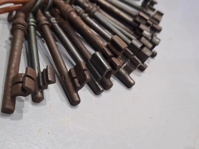 Lot De 21 clés anciennes  Serrure Et Porte En Bois Demeure Château Maison Fer  - Photo 1/4