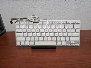 OEM APPLE Wired USB Compact Keyboard w/ 2x USB (QWERTY US) - TESTED - Picture 1 of 3