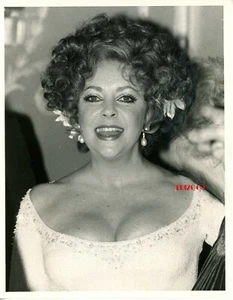 ELIZABETH TAYLOR Vintage Original Photo 1983 RARE BUSTY Candid Close-Up Portrait - Bild 1 von 3