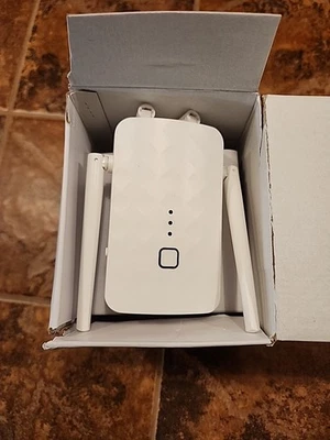 NEW WPS 300Mbps WiFi Range Extender Wireless Repeater Wall Plug-in Easy Setup - Image 1 of 4
