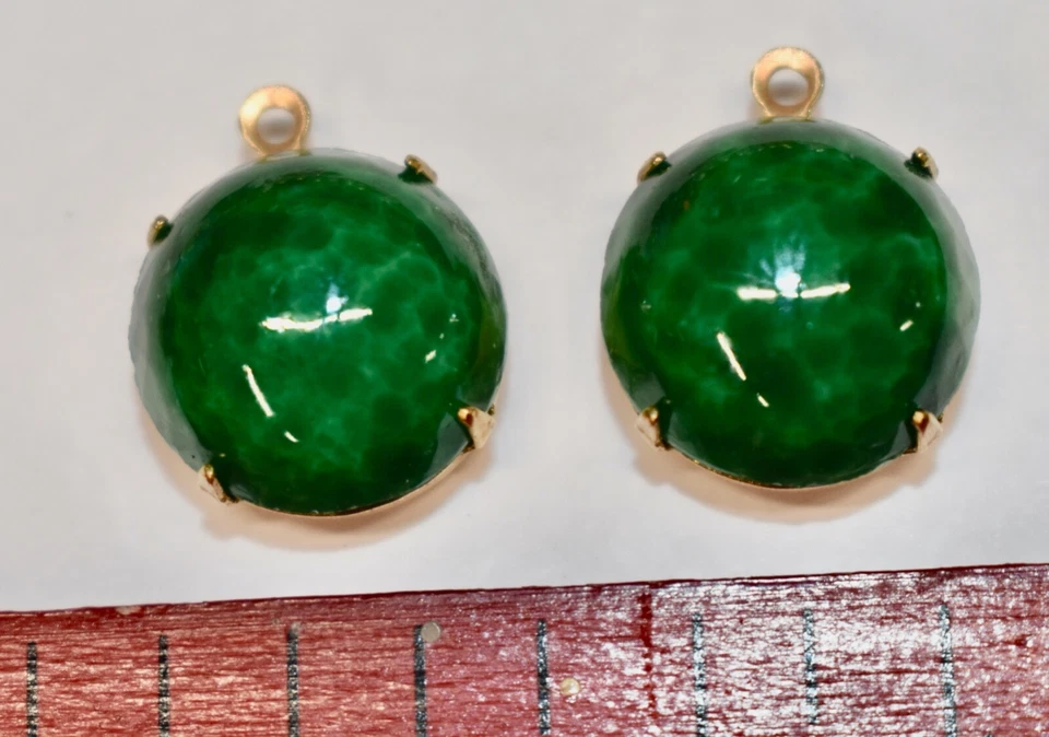 ВИНТАЖНЫЕ 2 ПЕСТРЫЕ НЕФРИТОВЫЕ ЗЕЛЕНЫЕ СТЕКЛЯННЫЕ ПОДВЕСКИ 14,5 мм КУПОЛЬНЫЕ НЕГЛУБОКИЕ ЗУБЦЫ - Изображение 1 из 1