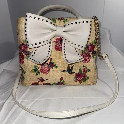Betsey Johnson кремовая роза сплетенная рафия, цветочный белый с заклепками бант 3 секции сумочка - Изображение 1 из 4