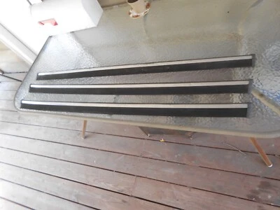 UNO (1): 1987-1993 Volvo 240 parachoques trasero centro cromo moldura sedán OEM Foto 1 de 4