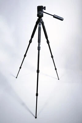 Induro Carbon 8x CT014 tripod with PH-50 Head and Extras - Image 1 of 4